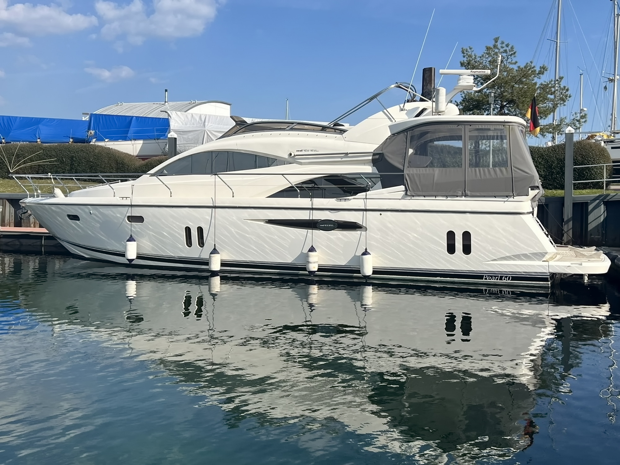 Pearl 60 Motoryacht kaufen - HW Bootcenter