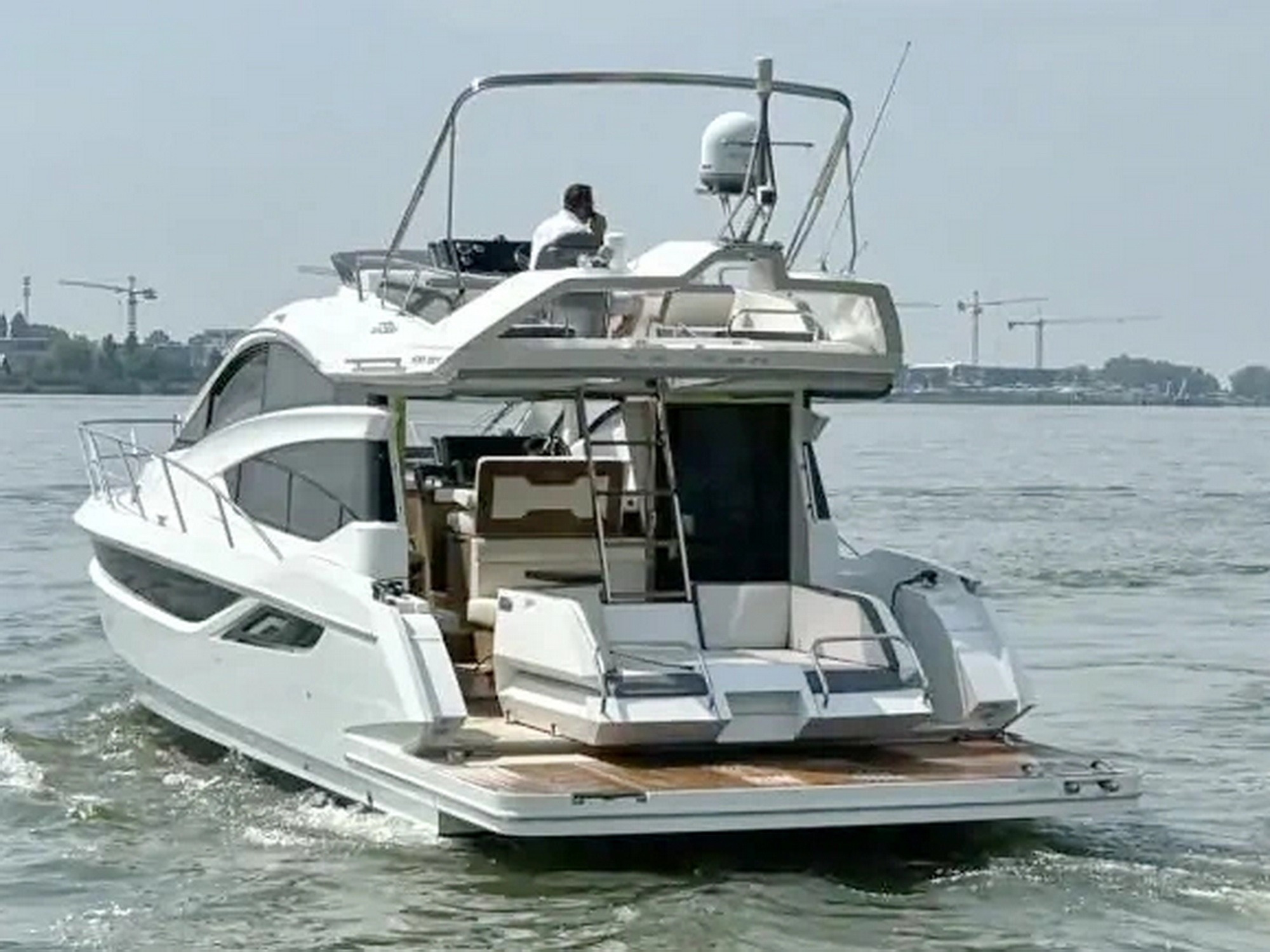 Galeon 430 Skydeck Motoryacht kaufen - HW Bootcenter