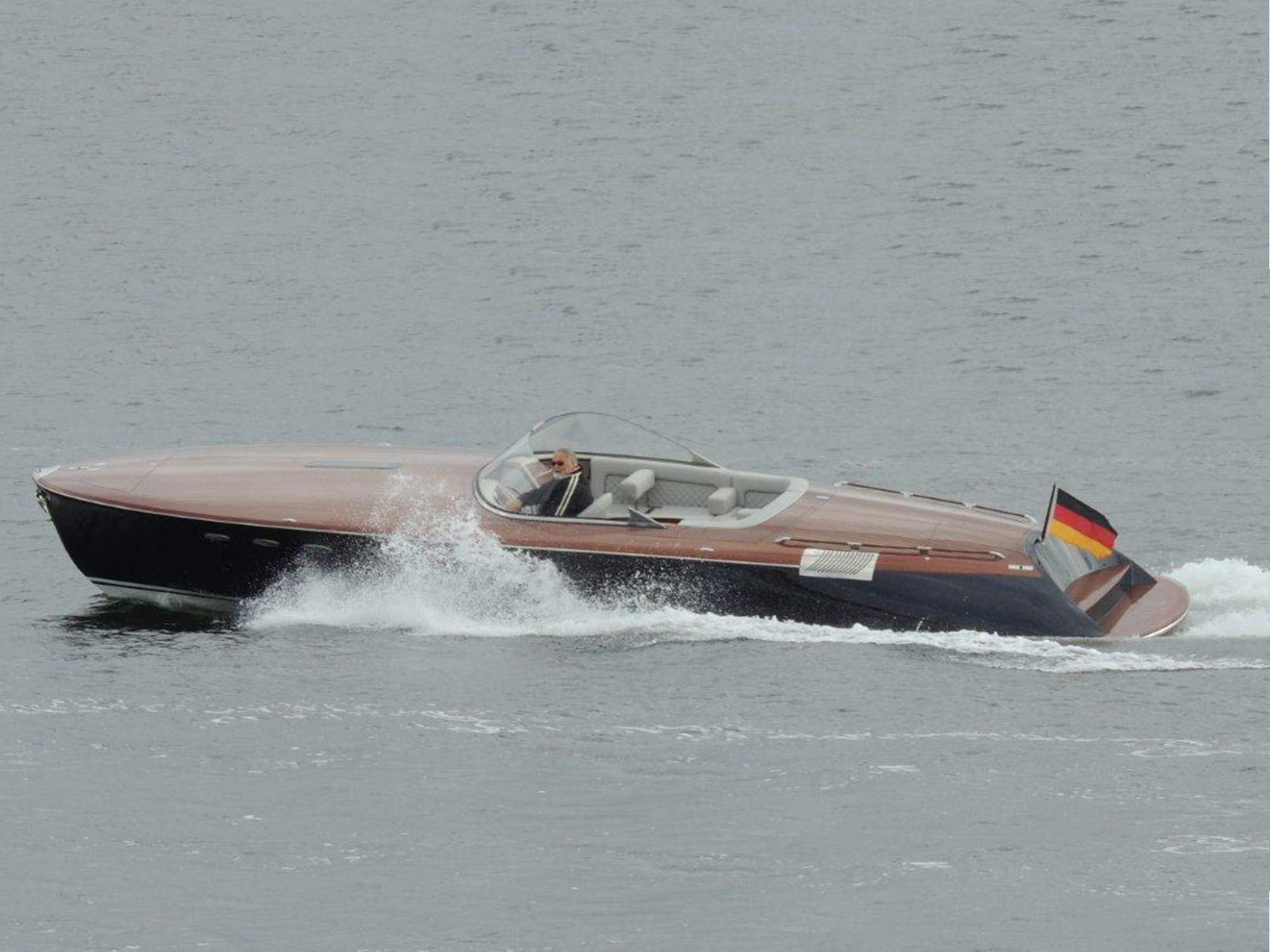 Runabout 33 Motoryacht kaufen - HW Bootcenter
