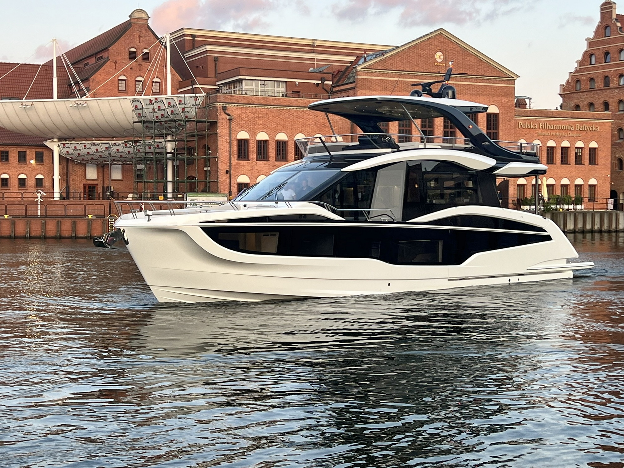Galeon 620 Fly Motoryacht kaufen - HW Bootcenter