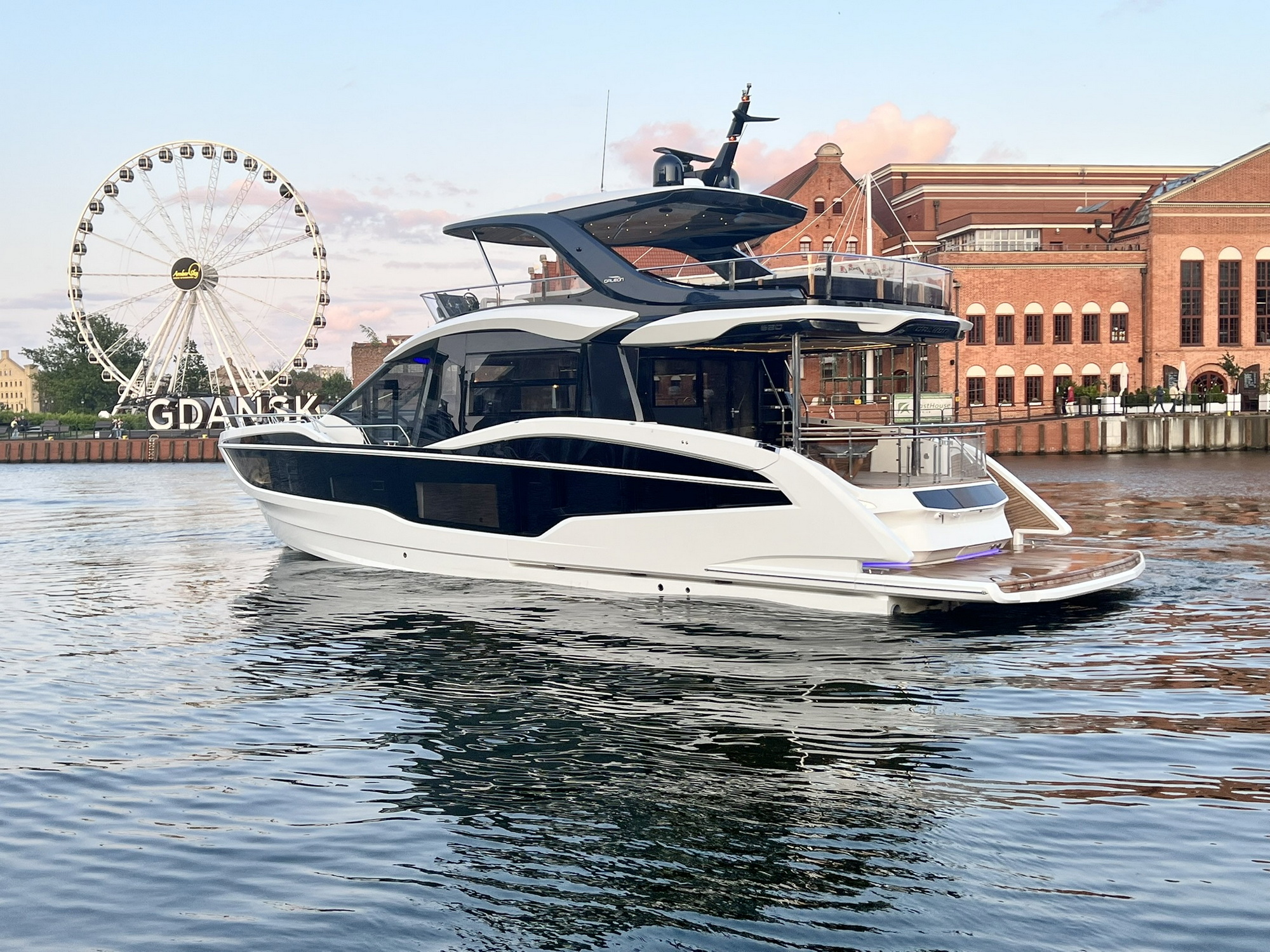 Galeon 620 Fly Motoryacht kaufen - HW Bootcenter