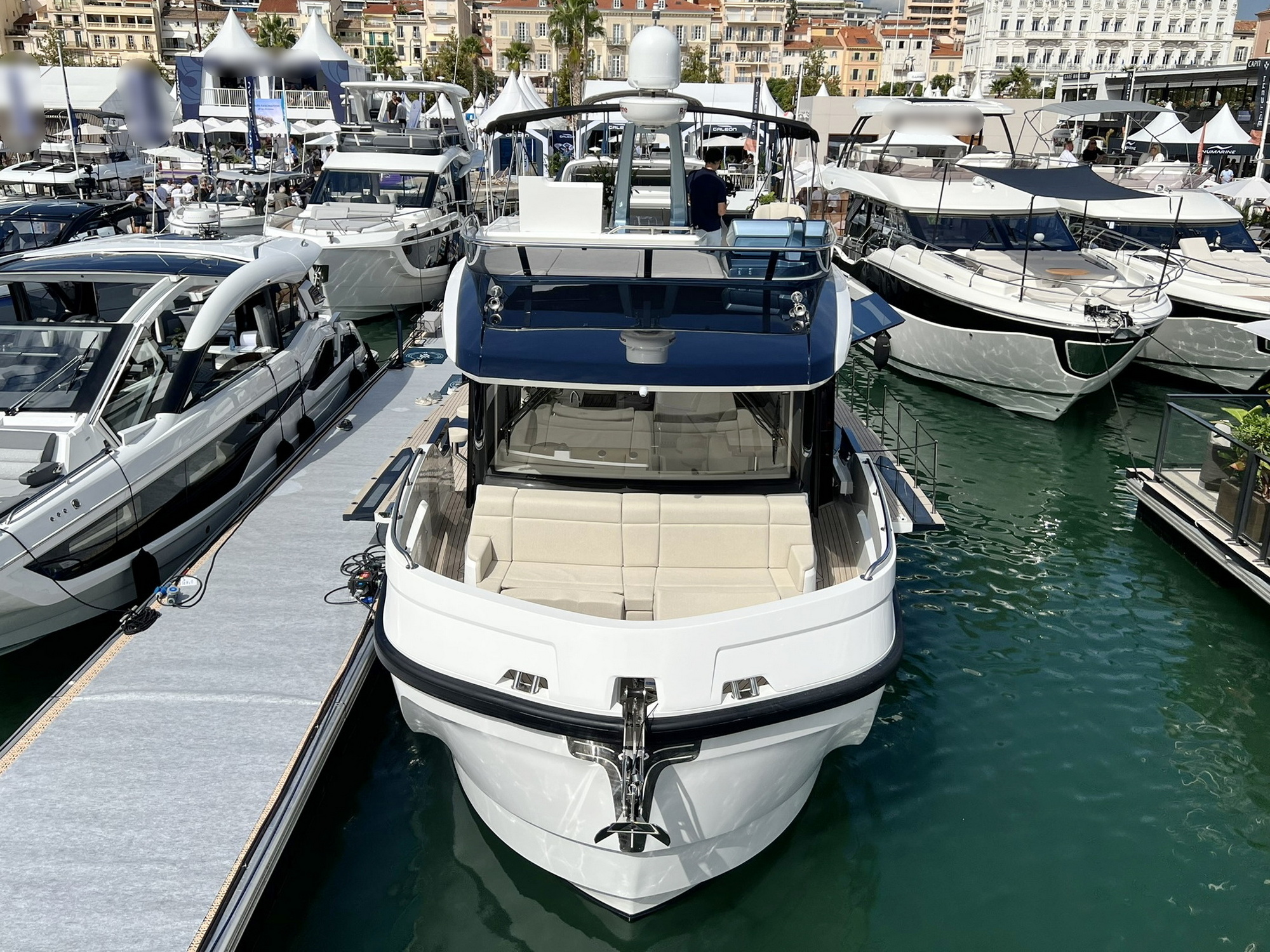 Galeon 430 EXP Motoryacht kaufen - HW Bootcenter