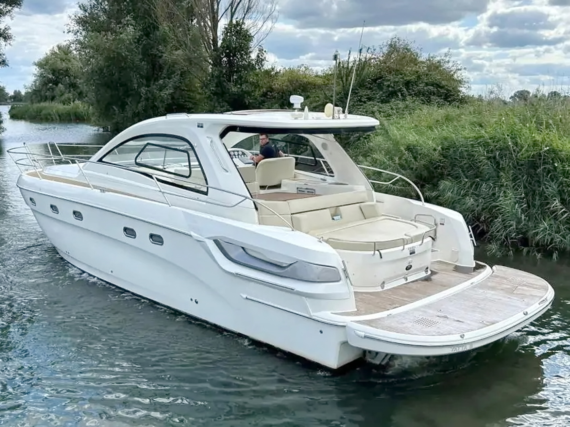 Bavaria 43 HT Motoryacht kaufen - HW Bootcenter