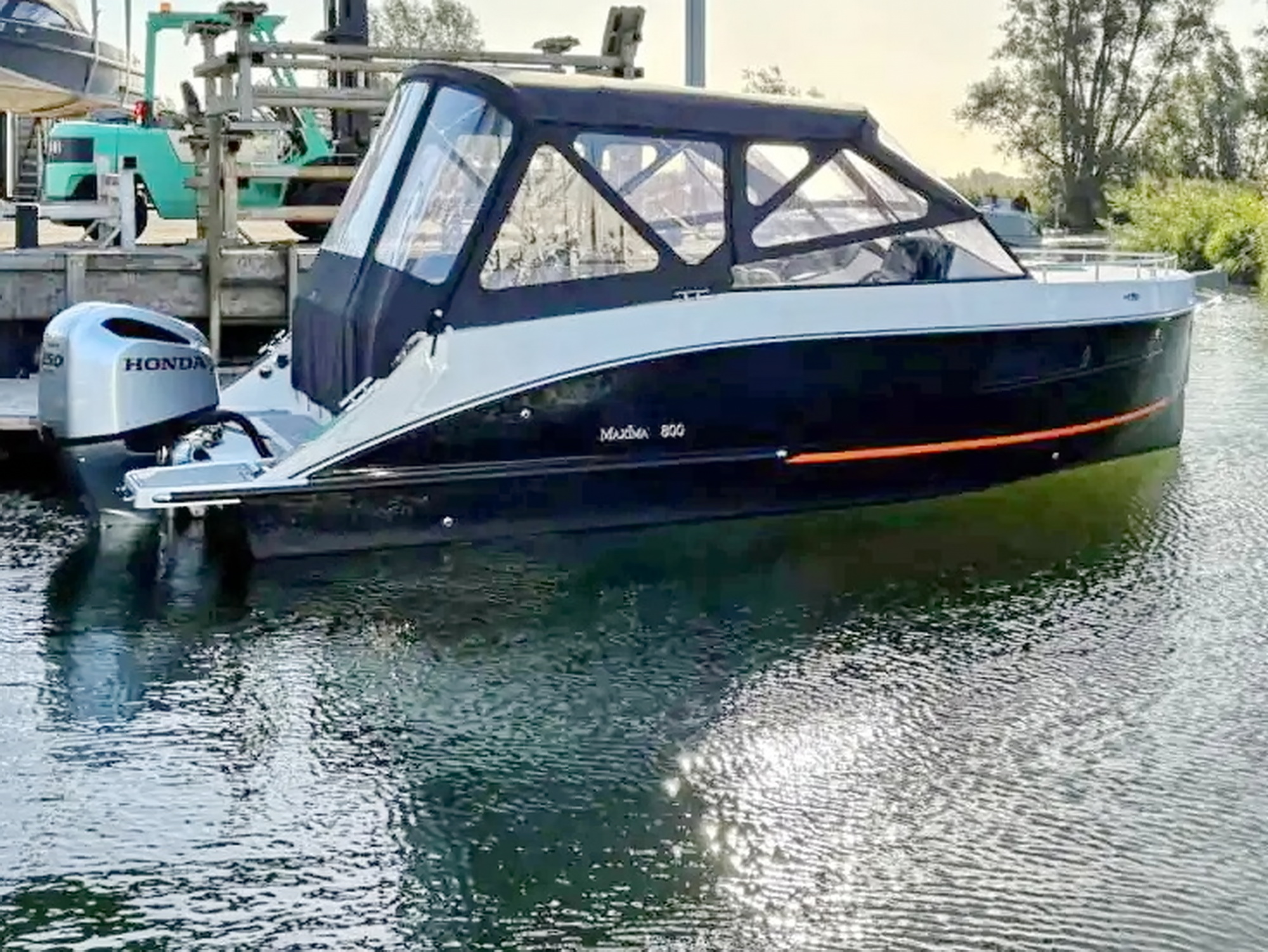 Maxima 800 Cabin Motoryacht kaufen - HW Bootcenter